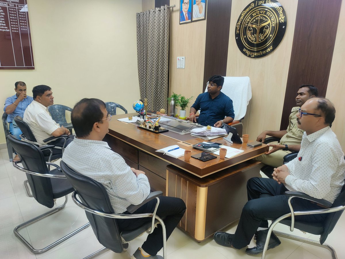 ArvindwivediADM's tweet photo. आज दिनांक 30.07.2022 को शासनदेशानुसार एंटी भू माफिया अन्तर्गत तहसील स्तरीय टास्क फोर्स की बैठक तहसील गढ़मुक्तेश्वर मेरे कार्यालय में आयोजित की गई। संबंधित विभागों को दिशा निर्देश दिया गया।
@DmHapur @CdoHapur @hapurndtv @VinodPatrakar https://t.co/Ov4qztWOWZ