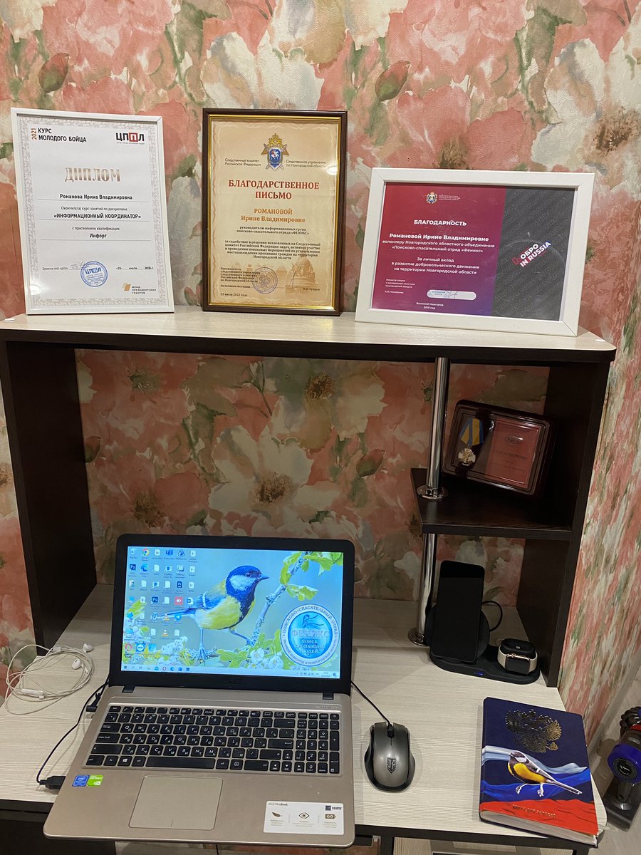 Я поняла, что «неизлечимо больна» ровно позавчера, когда решила сделать в своей уютной гостиной 🙄, инфоржий уголок🙈
Осталось добавить пару моментов и я счастлива 😊 все кто не мог поесть на кухне пока я инфоржу, тоже 😂