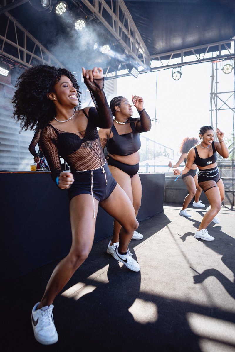 A #LysVentura e suas dançarinas maravilhosas abriram os trabalhos no #festivalextrapunkextrafunk colocando todo mundo pra dançar! ♥️👊🏾🔥✨ 📷 @tauchentauchen