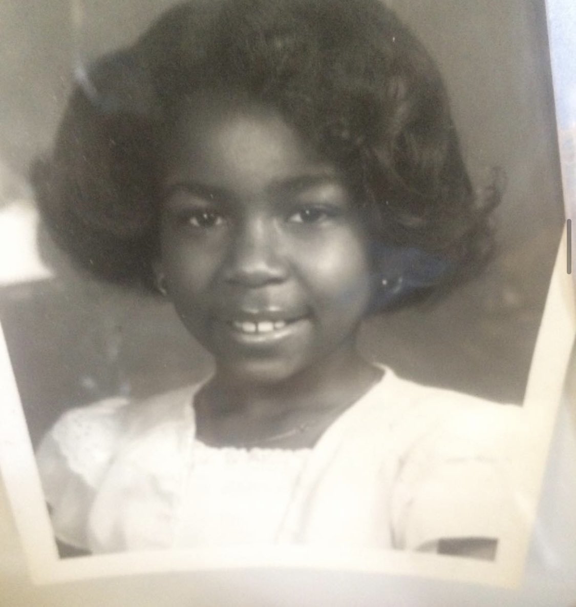 When your mama say she just gonna “bump the ends” 😅

Drop in the comments some of those good ol’ hair products ya mama ‘nem used to use! 

#Throwback #ThrowbackNoThursday #SteeleStanding #YourFavoriteGirlfriend #EbonyArringtonDance #EbonyArrington (.com) #RealEbonySteele