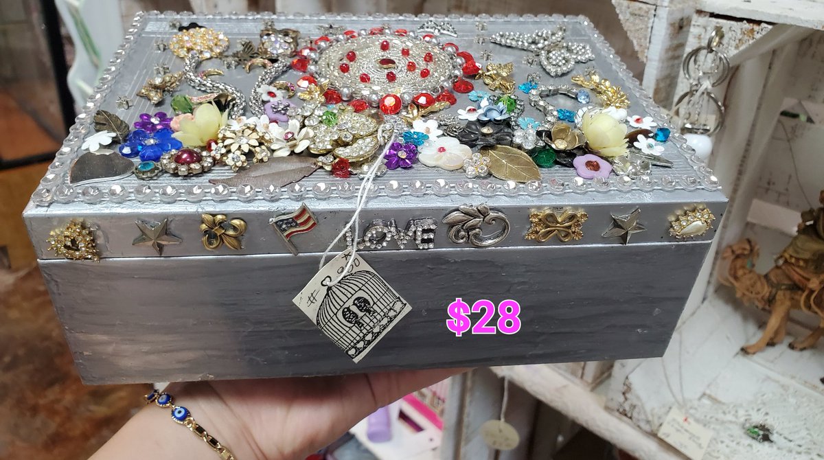 MinniesTreasure's tweet photo. Jewelry box 🌟 https://t.co/aEe8Yg0mis