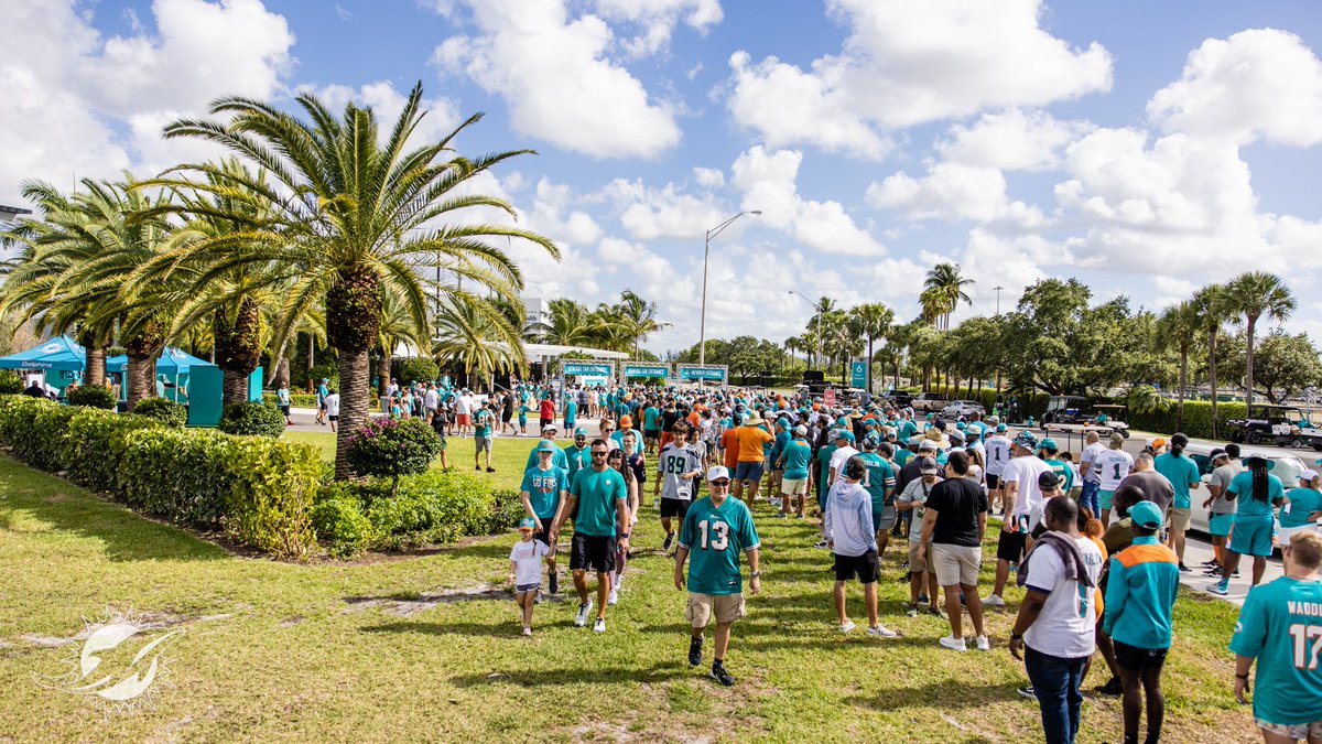 Training Camp with FANS 🐬 >>>

📍#BackTogetherSaturday at @BaptistHealthSF Training Complex 🏈