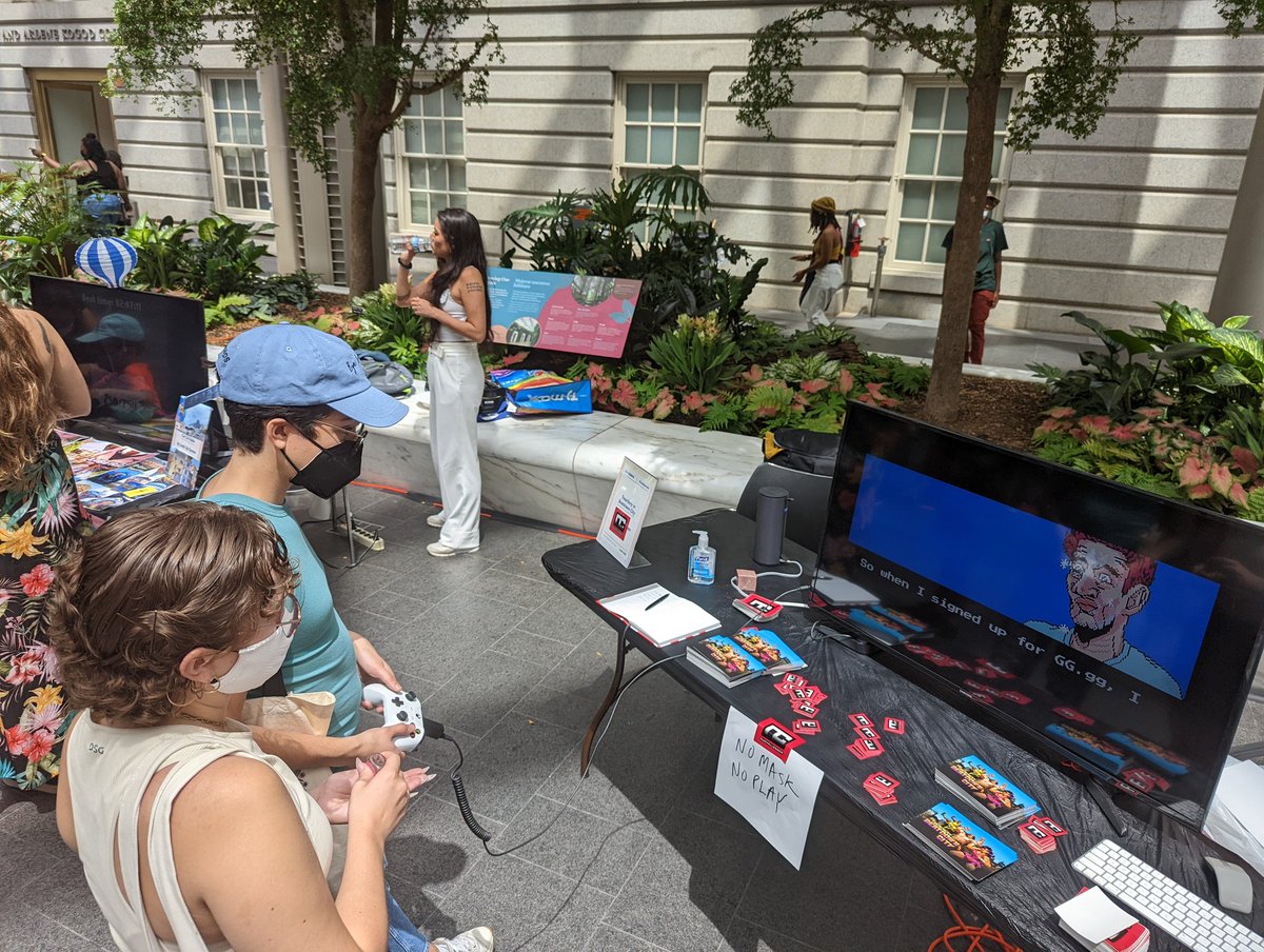 ShawnDoubleA's tweet photo. People having fun, getting good reactions to the new writing! #SAAMArcade https://t.co/MxasitT4Nx