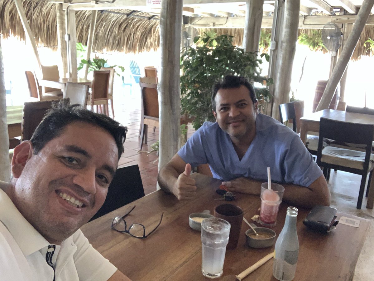 jdmmc1's tweet photo. Hoy operando pared abdominal compleja en montería con #marcoscardozo!!
Gracias hermano por la confianza !!
#paredabdominal #herniaventral #TAR #laparoscopiaavanzada https://t.co/HXawZKxqxN