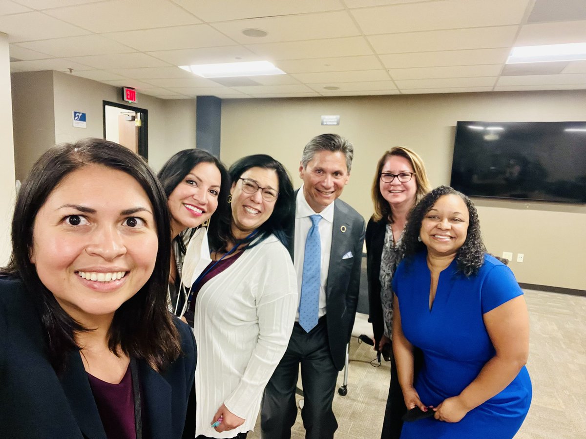 daisygonzales's tweet photo. It has been an honor to work alongside you Chancellor @EloyOakley You transformed @CalCommColleges &amp; the Vision for Success will continue bc of the students &amp; professionals that you empowered &amp; inspired. From the @CalCommColleges team, thank you!!! 🙏🏼 https://t.co/otrDWnBhDh