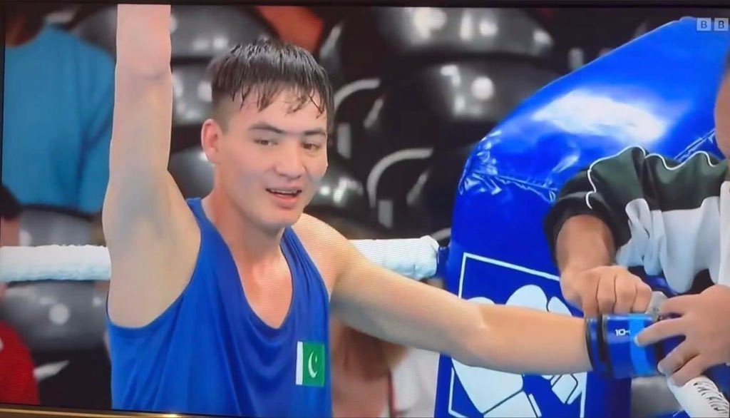 ZiaAlee's tweet photo. Playing like a champ, best wishes for his next round Ilyas Hussain. Brighter side of Pakistan #CommonwealthGames2022 #pakistan 🇵🇰❤️ https://t.co/46A8ELZkwA
