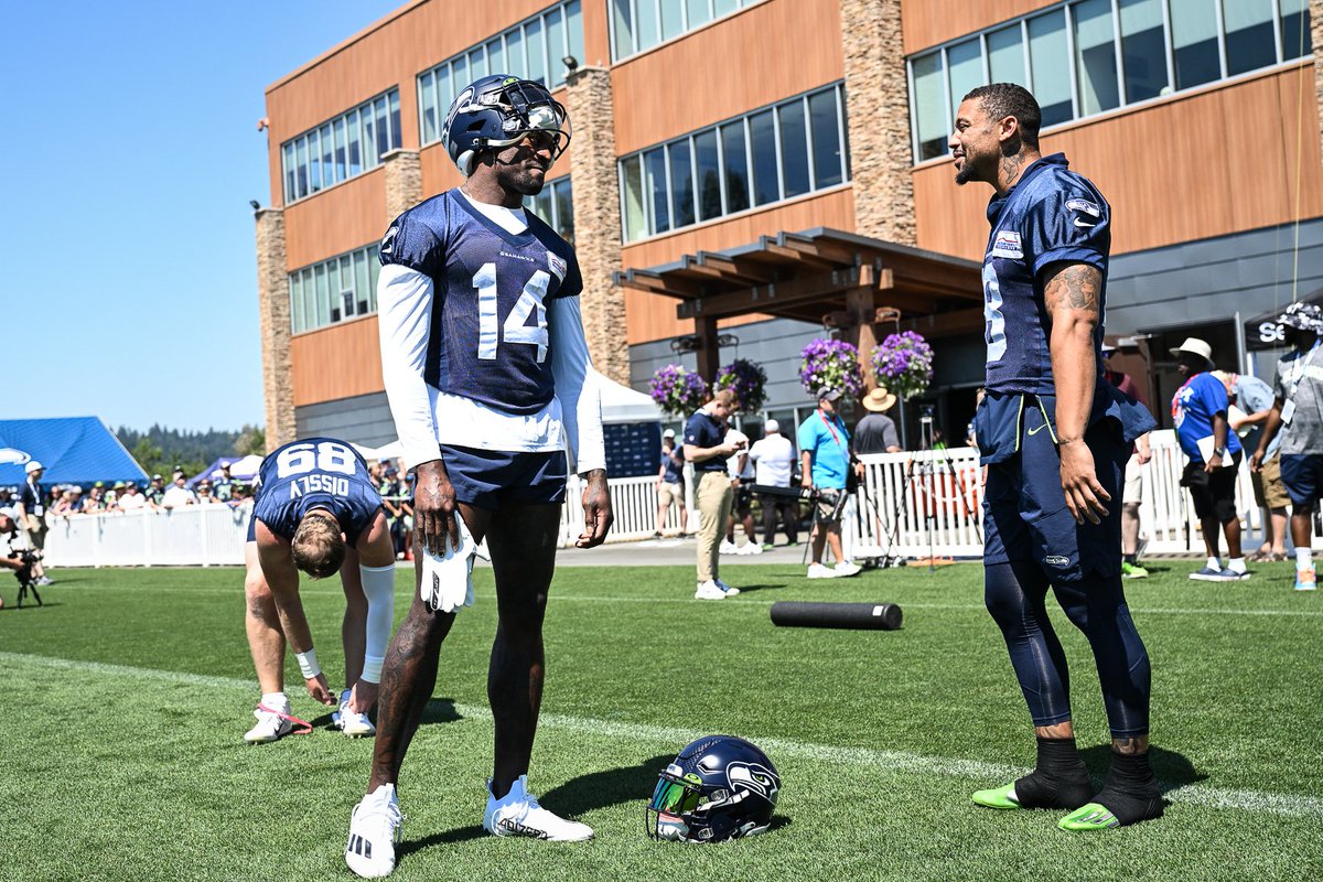 Make some noise for @dkm14 on the berm today @12s.

#BackTogetherSaturday 

#SeahawksCamp x @Boeing