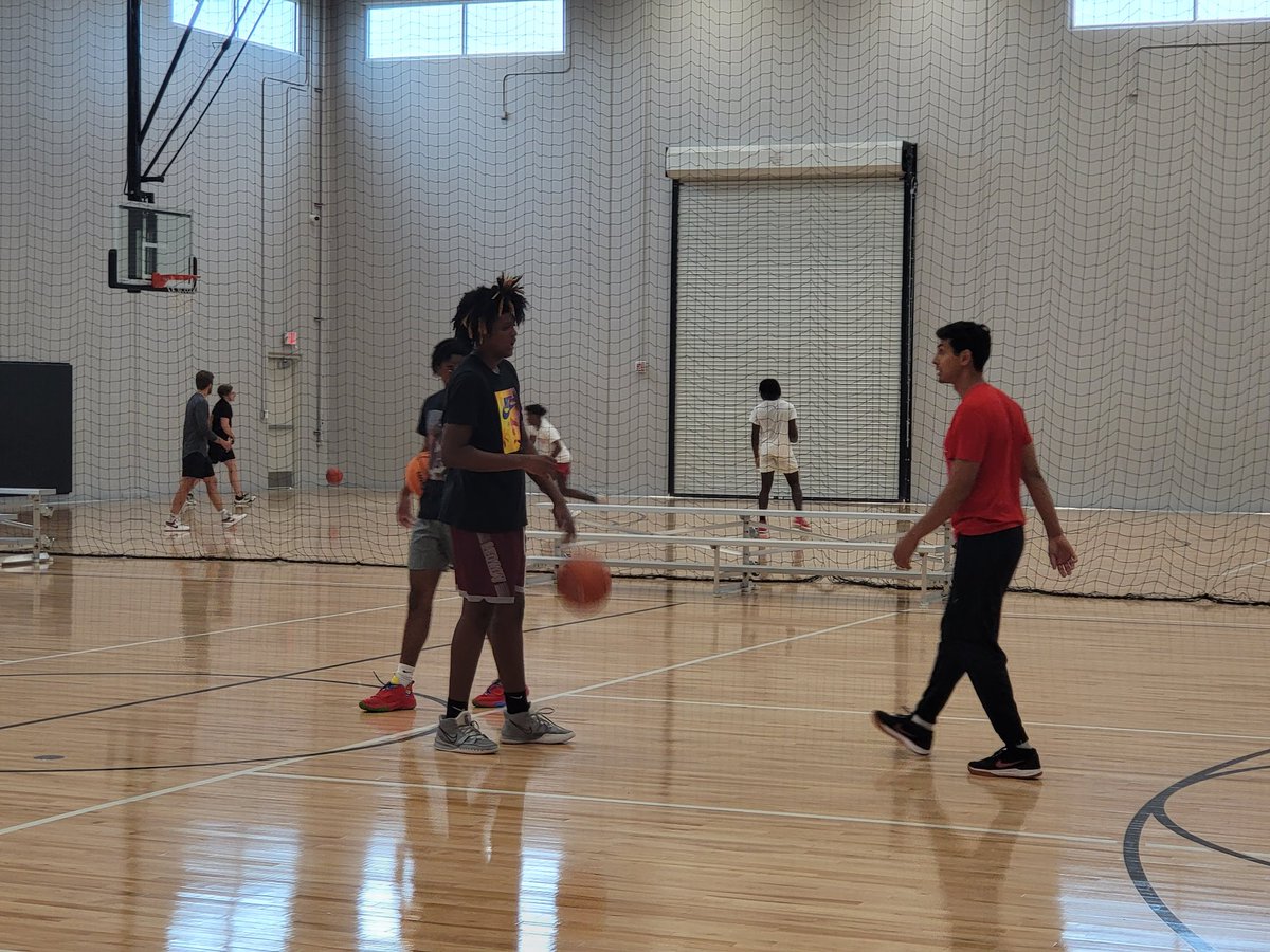 Mileswilliams24's tweet photo. @UST_Medina appreciate the time in camp today teaching technique and the advice going forward.
@PCousy2 @CatoRahsaan 
@top100talent @RogasScott https://t.co/7INET5cgkH