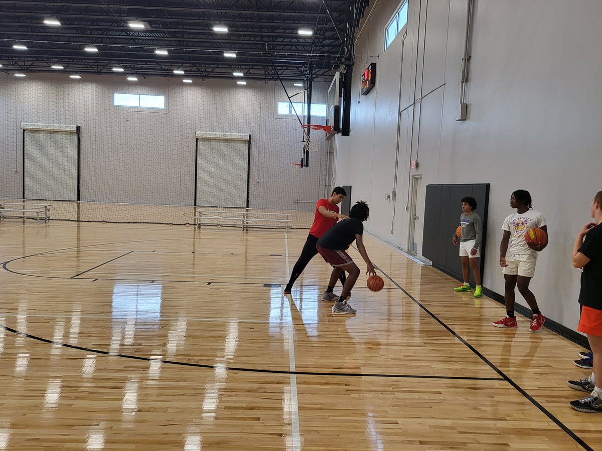 Mileswilliams24's tweet photo. @UST_Medina appreciate the time in camp today teaching technique and the advice going forward.
@PCousy2 @CatoRahsaan 
@top100talent @RogasScott https://t.co/7INET5cgkH