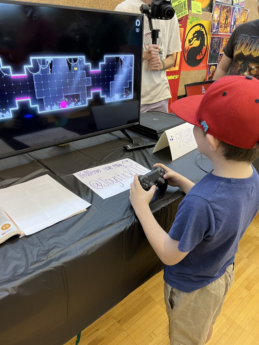 EliD623's tweet photo. @JoystickLLC @MOGameCon stopped by the coolest booth at the con today. @kombineragame made an instant fan! First thing we did when we got home was download it. Thanks for being so nice and talking with us. Great job on the game! https://t.co/DemeuGDEbb