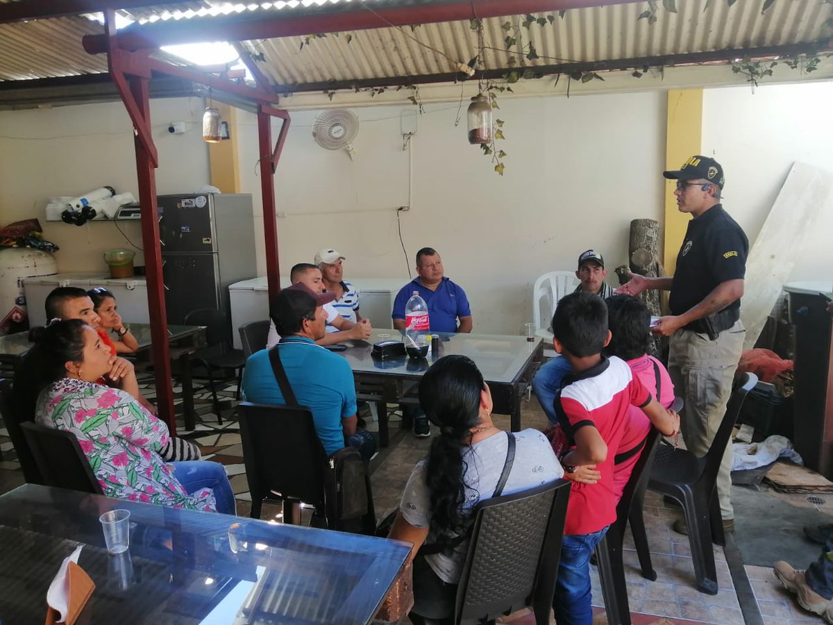 Ejercito_Div5's tweet photo. #AEstaHora | Soldados @GaulaMilitares de la #SextaBrigada, se reúnen con habitantes de la zona rural de Rovira, Tolima, dando a conocer los diferentes métodos de extorsión e invitando a denunciar a través de la línea gratuita 147. https://t.co/ptAFOkwOxE