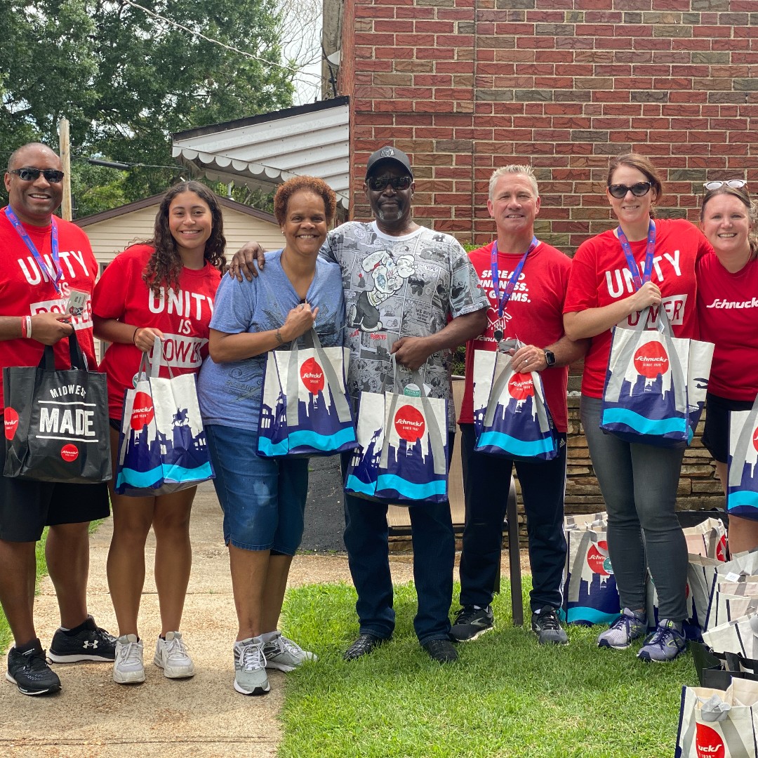 SchnuckMarkets's tweet photo. Thank you to all the first responders and flood relief volunteers making a difference today! 🙌  Schnucks teammates were out helping those in need with lunches from our Community Kitchen. 

📍 Schnucks Lindell, St. Louis
📍 Hafner Place &amp; Briar Ct., University City https://t.co/n0t3GEpJ0V