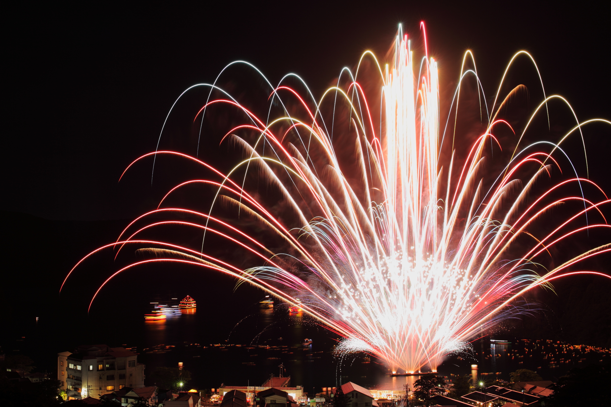 箱根ガラスの森美術館 10時開館 箱根芦ノ湖 元箱根湾では 22年7月31日 日 時から 湖水まつり花火大会 が開催されます T Co 79zhlganyx T Co V4glmramxr Twitter