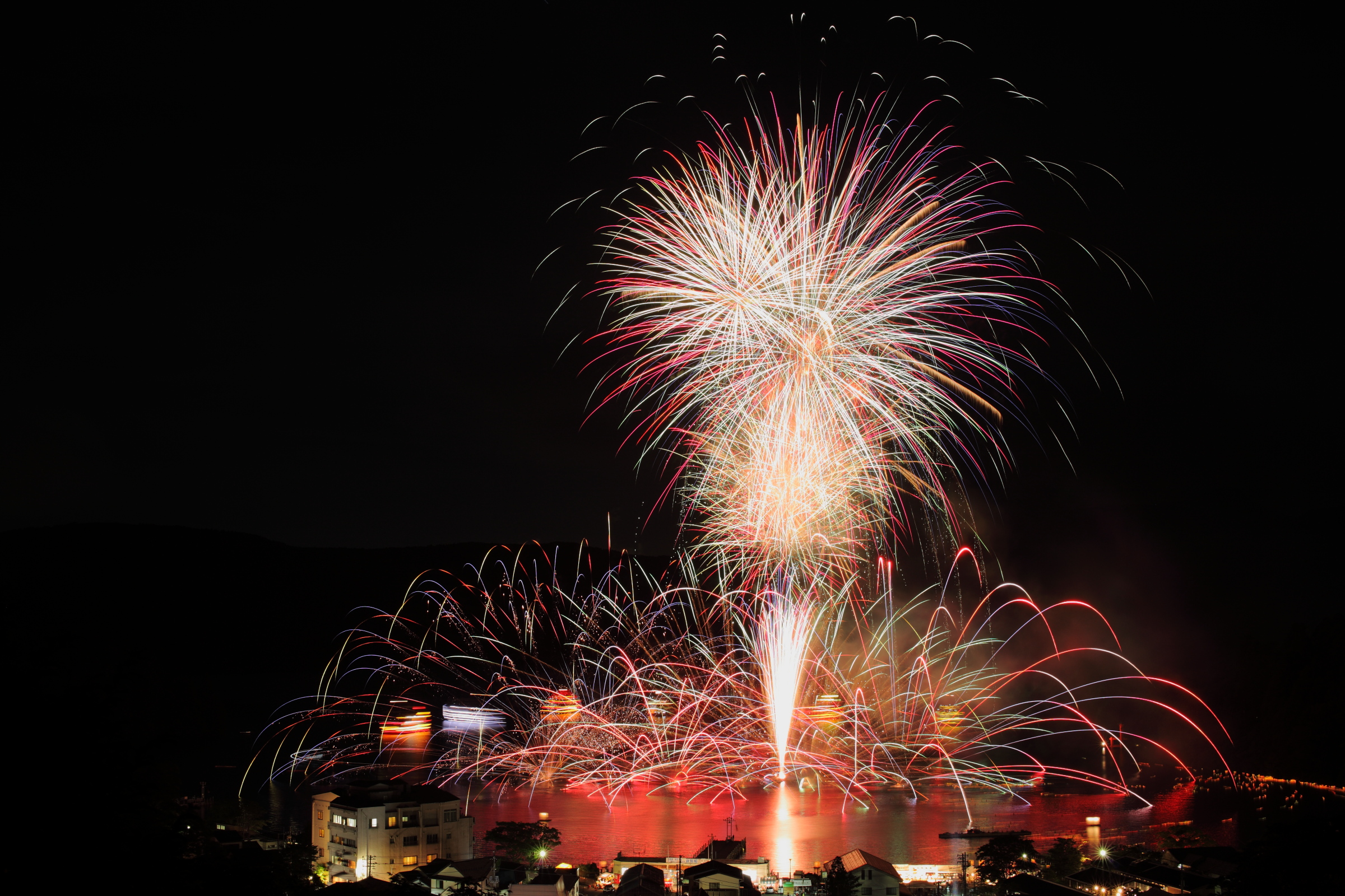 箱根ガラスの森美術館 10時開館 箱根芦ノ湖 元箱根湾では 22年7月31日 日 時から 湖水まつり花火大会 が開催されます T Co 79zhlganyx T Co V4glmramxr Twitter