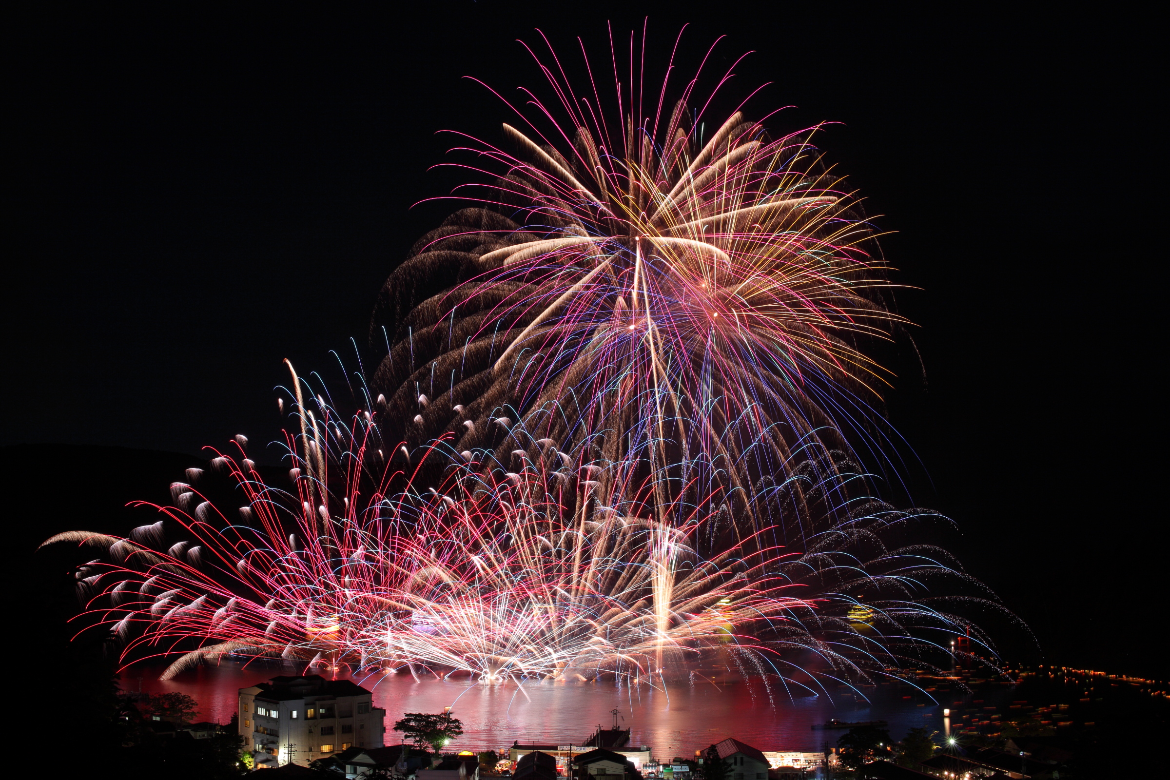 箱根ガラスの森美術館 10時開館 箱根芦ノ湖 元箱根湾では 22年7月31日 日 時から 湖水まつり花火大会 が開催されます T Co 79zhlganyx T Co V4glmramxr Twitter
