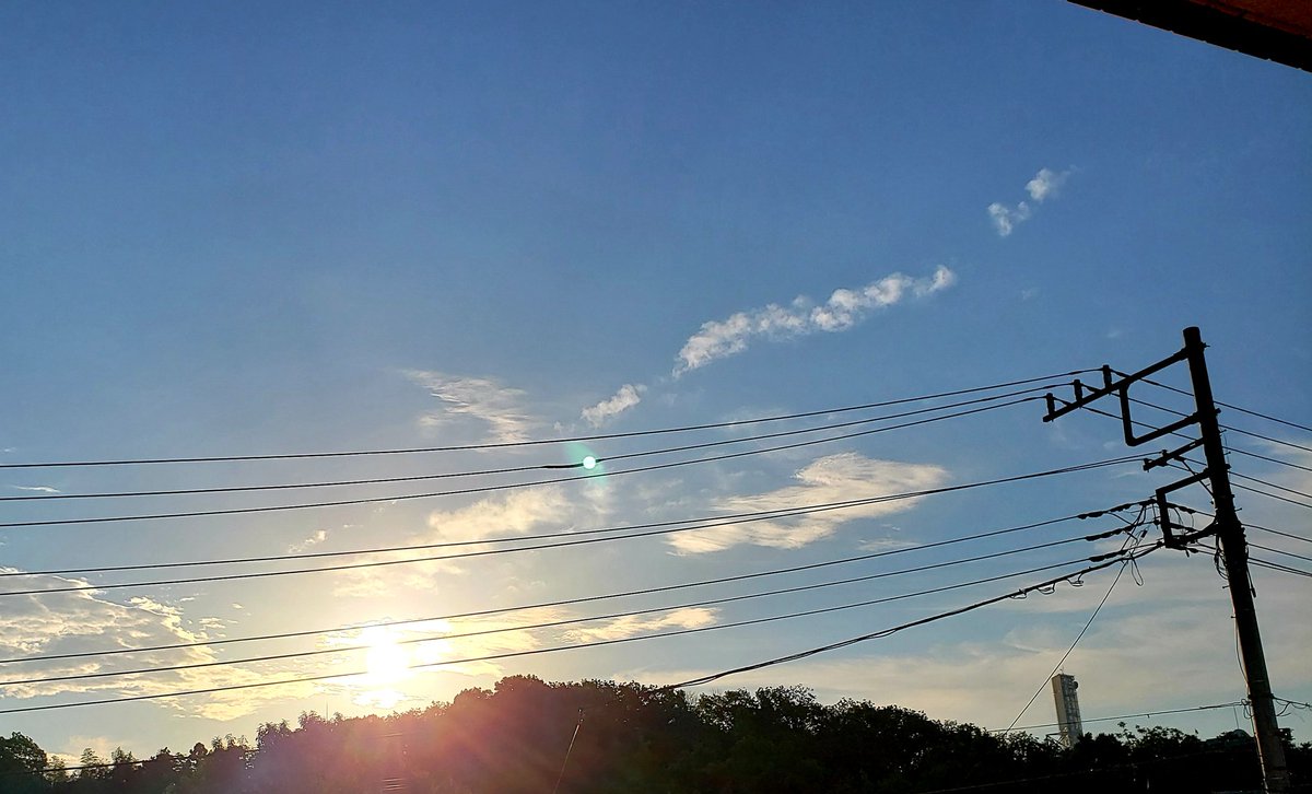 眩しい 朝から蝉が元気🎶(笑) 昨日は早朝から教壇後、2週間ぶりに は も美味だが定番の は外せない🤔🍣 帰りの も綺麗だった…😌🌆 今日も教壇、お互いに💪😏💨‼️ https://t.co/trn4WQqwe6