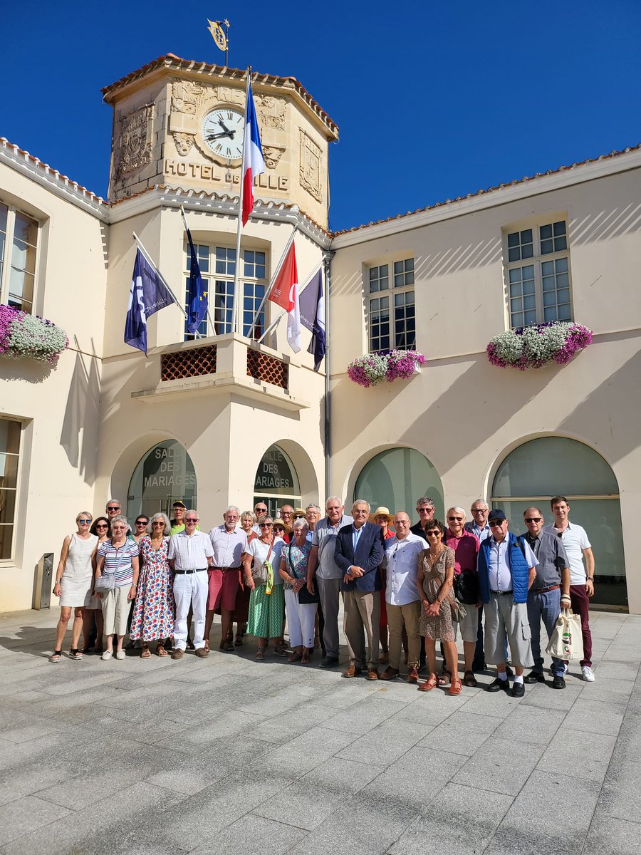 VendeensParis's tweet photo. Les Vendéens de Paris remercient très chaleureusement les Sables d’Olonne, @VilleDesSables   Monsieur le Maire @YannickMoreau, son 1er adjoint, Armel Pécheul @armelpecheul, ainsi que @MaillarBenjamin. https://t.co/AK22D6lw9T