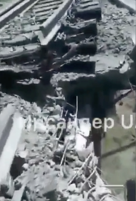 noclador's tweet photo. russia: GMLRS is so powerful it splits railway steel rails and chucks 100+ kg pieces of rail 100m through the air.
also russia: GMLRS is too weak to damage or move bunk beds in Olenivka. https://t.co/tGpPb4fQ7S