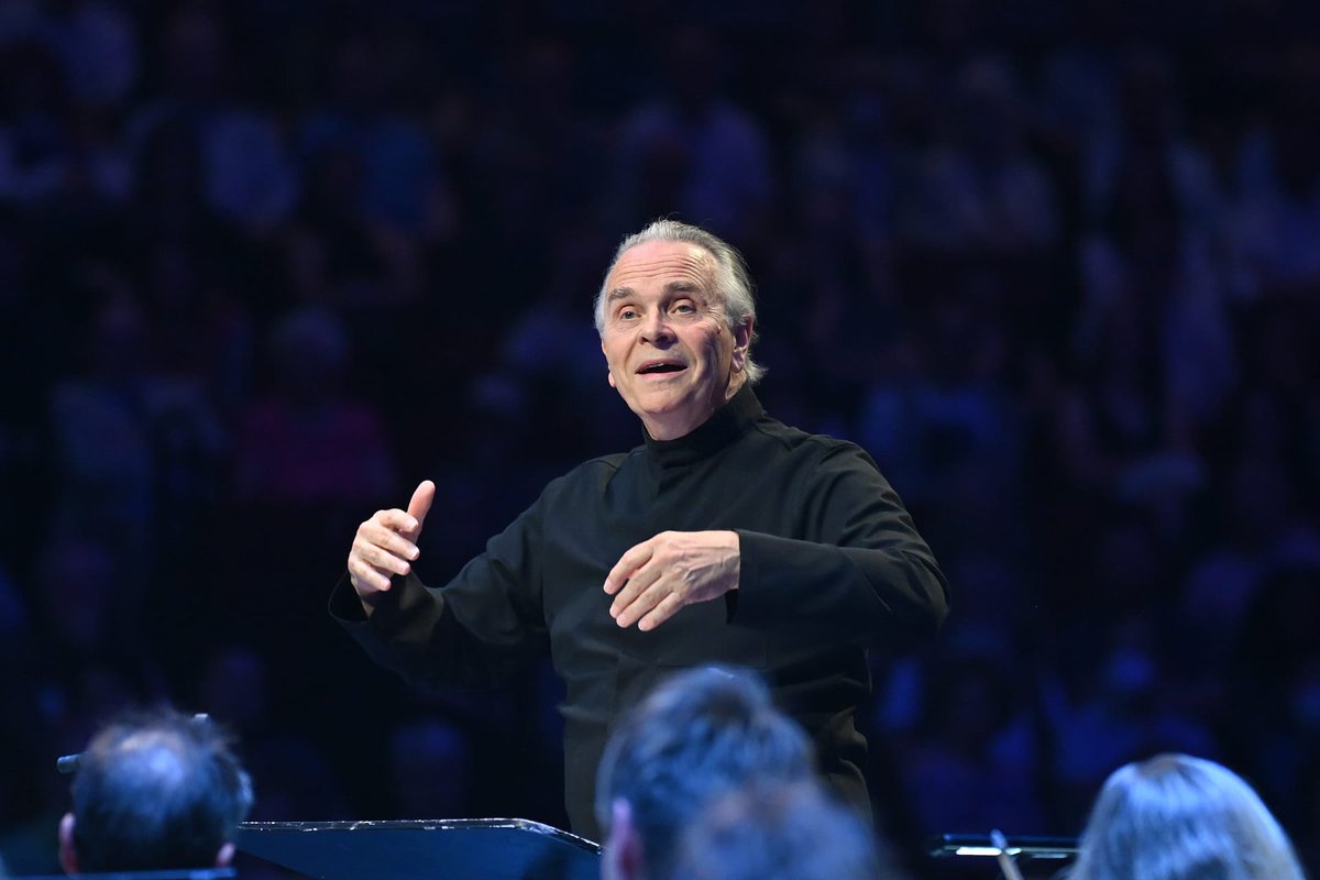 Sir Mark Elder conducted the <a href="/the_halle/">The Hallé</a> and the <a href="/PhilharmoniaVcs/">Philharmonia Voices</a> tonight! A huge round of applause from the audience for this concert with included Puccini’s Il Tabarro and The Sorcerer’s Apprentice ✨ #bbcproms