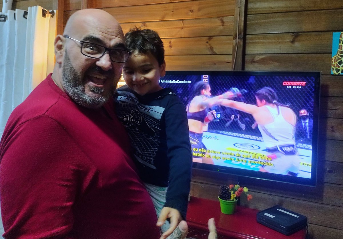 #AmandaNoCombate Argenton e Cristian Jesus de olho na tela do combate em Navegantes SC, torcendo por uma vitória de Amanda Nunes que vai ser por nocaute no primeiro round.