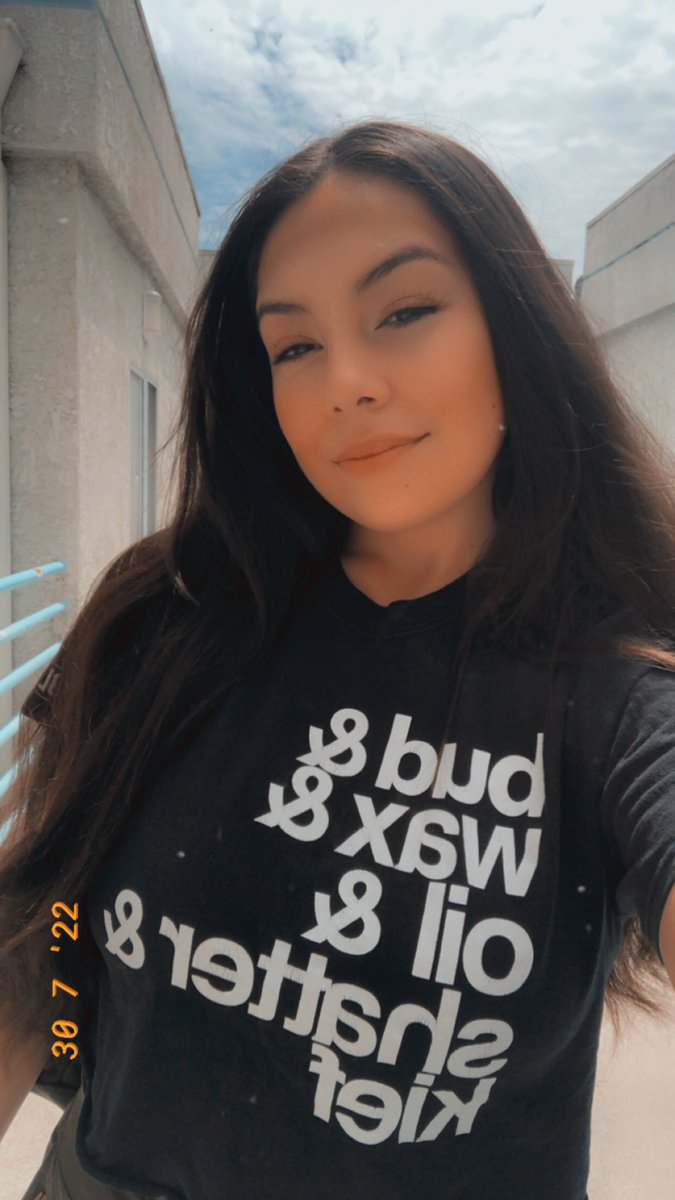 looking4crissy's tweet photo. Make it your wallpaper so i know it’s real 💋 https://t.co/MrxVQsWM0b