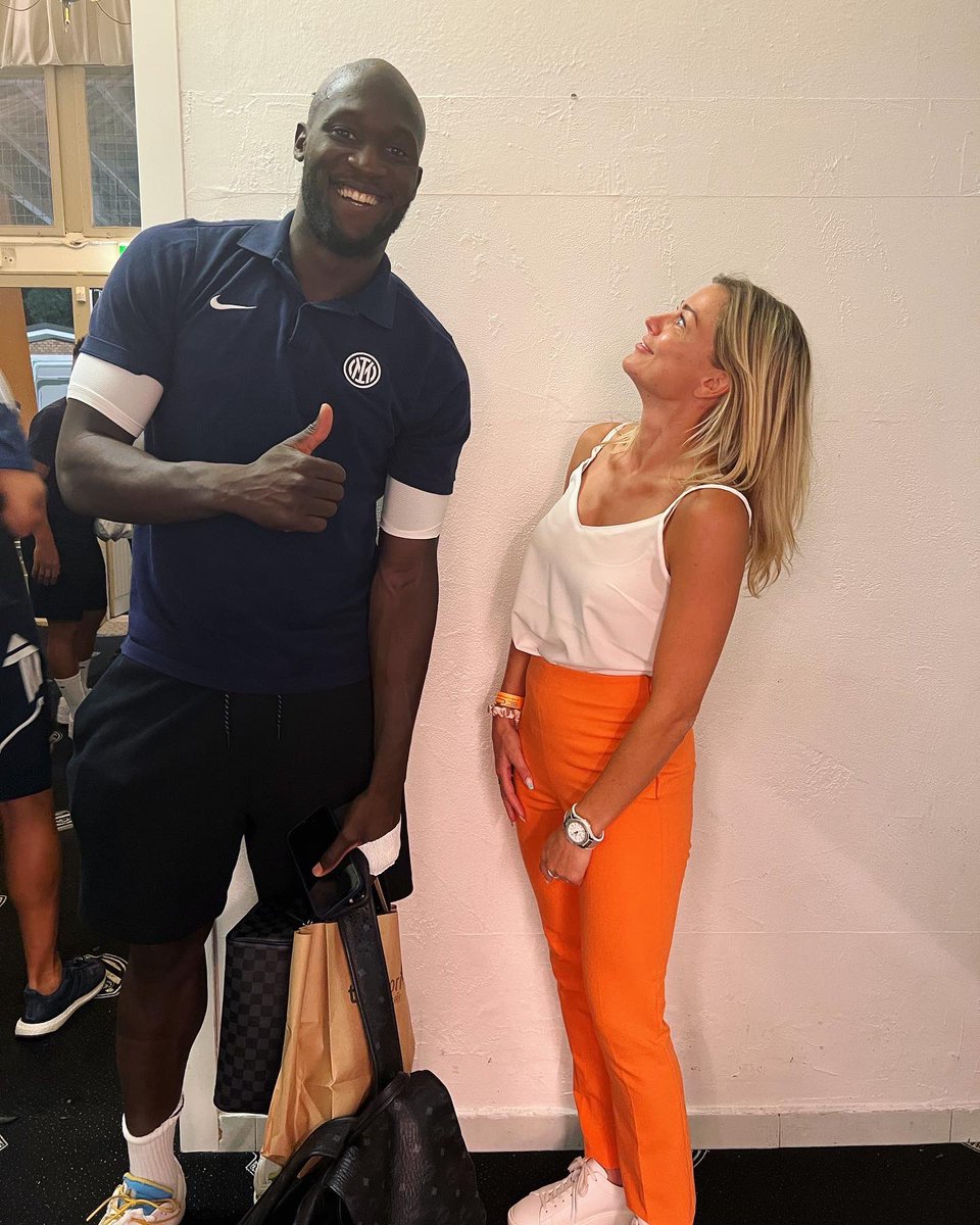 laureboulleau's tweet photo. 2x moi en hauteur et 2x moi en largeur 🤣🤣🤣🤣🤣🤣🤣🤣🤣🤣
#lukaku https://t.co/BIpmYIGCoC