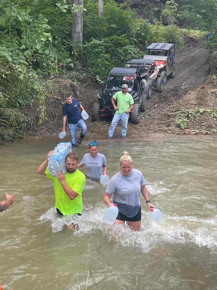 PikevillePride's tweet image. PIKE COUNTY: Elkhorn/Sycamore. Volunteers forming a chain to get supplies across the water to people in need. Like we mentioned earlier, many places are still largely inaccessible and high water is still an issue. If you need help, please contact us. We will amplify needs. ❤️