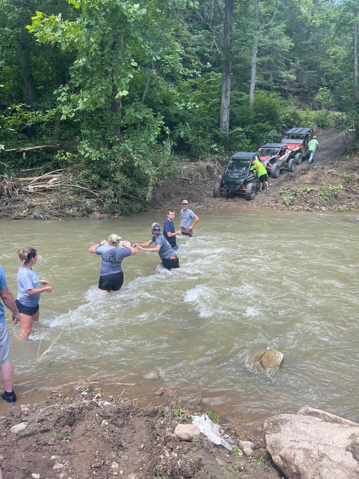 PikevillePride's tweet image. PIKE COUNTY: Elkhorn/Sycamore. Volunteers forming a chain to get supplies across the water to people in need. Like we mentioned earlier, many places are still largely inaccessible and high water is still an issue. If you need help, please contact us. We will amplify needs. ❤️