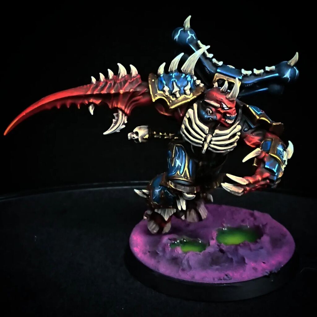 MohawkMiniatur2's tweet photo. Carrying on the theme of paint jobs inspired by childhood favourite characters.... What 2 marvel characters was this based on?

#warhammer #warhammer40k #40k #spacemarine #chaos #heretic #hereticastartes #mini #miniatures #commission #paintingwarhammer #airbrush #art #minipa… https://t.co/sNaQyQZlLP