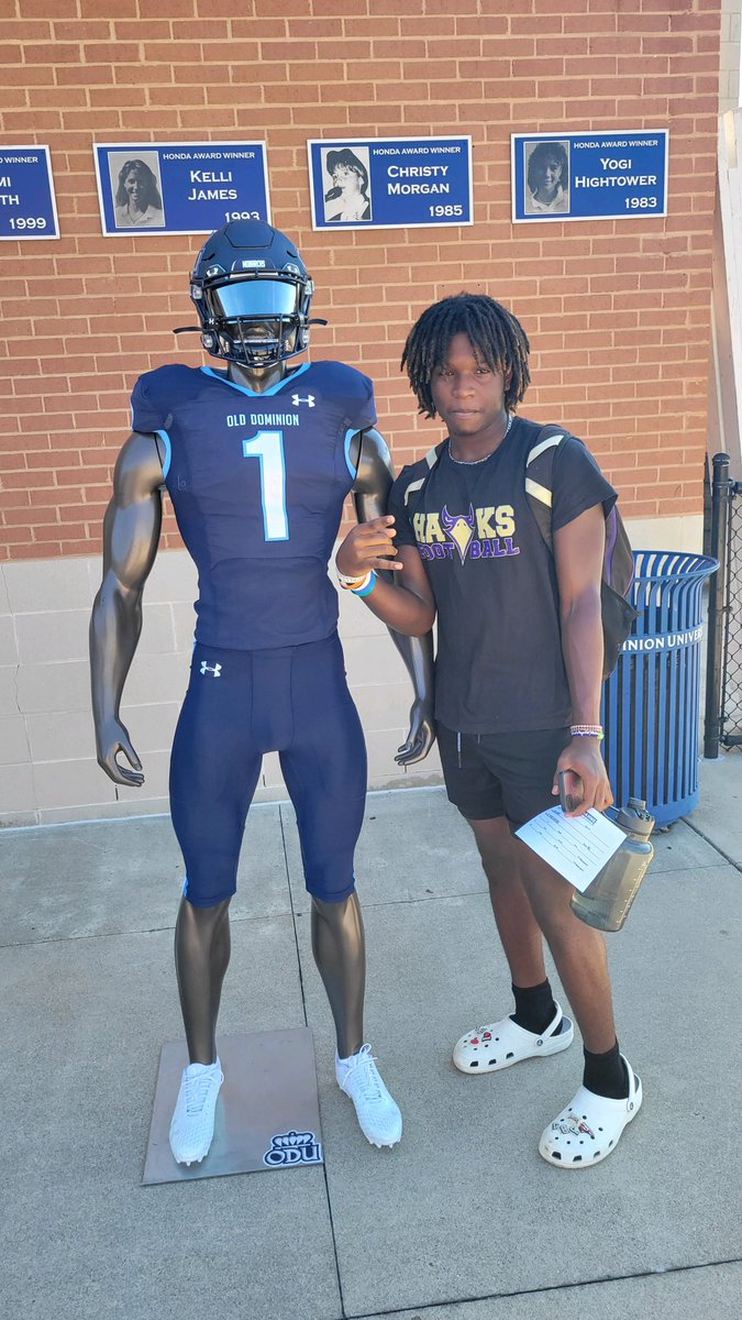 JamisonJohnson0's tweet image. Thankful for the opportunity to attend the Old Dominion University camp today. Thank you so much to the coaches who helped me today. @RickyRahne @CoachWright7 @ODUFootball @HSHSFB @GoldenHawksFB
