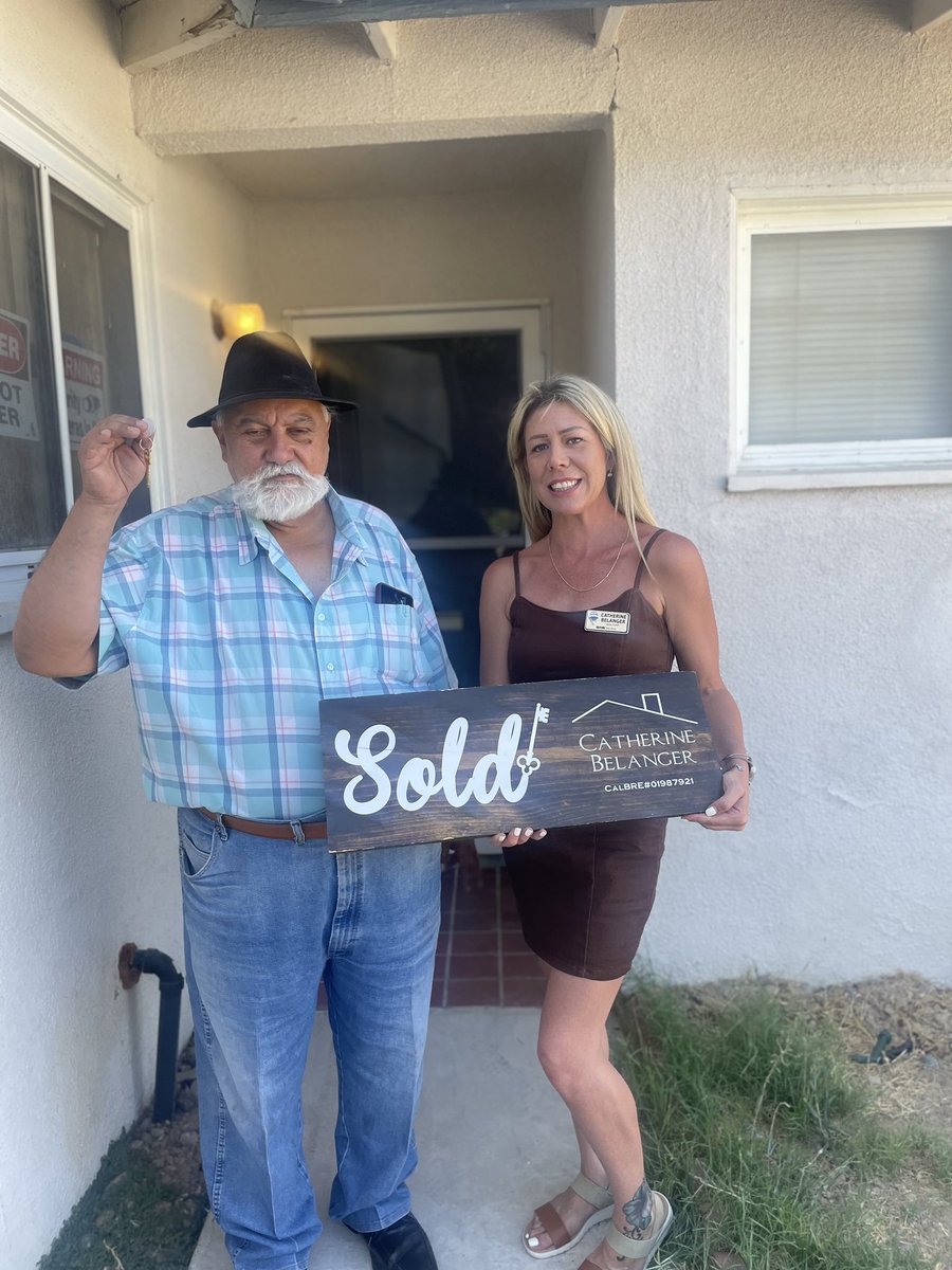 Congratulations 🎈 this my kind client. Giving keys 🔑 Let Cat go to bat for you #letbelangerbringyouhome #bellibomb  #listingagent #buyungagent #socalhomesforsale #weareremax #catherinecares #catherinecloses