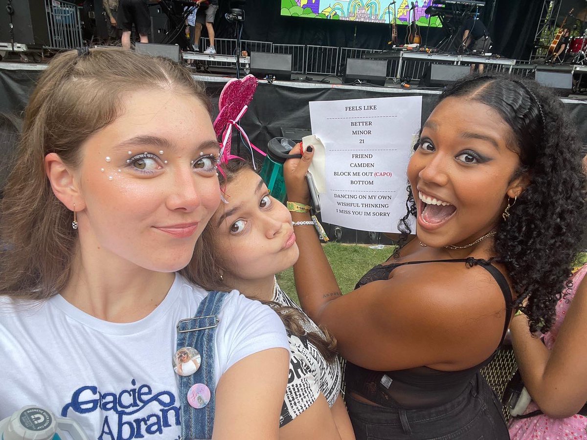 suttonlambb's tweet image. THE GIRLS WATCHING OUR GIRL @gracieabrams