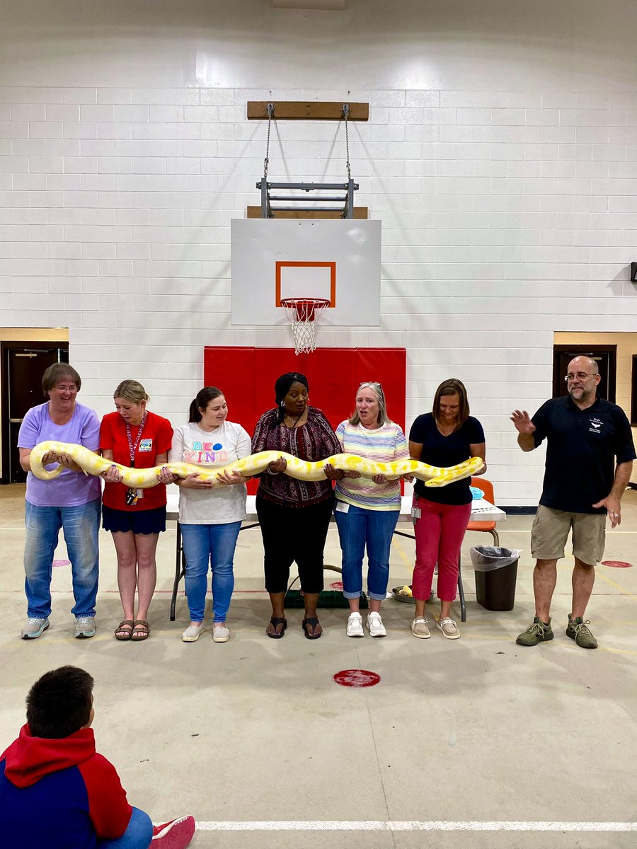 laceygabby13's tweet photo. Union District RTA Camp had a few surprise guests on Thursday, with #DanTheAnimalMan stopping by to show off some of his “wildest” friends. Students &amp; teachers alike were very excited to get to see these animals up close and personal. @SampsonSchools @AmandaHorneSCS https://t.co/wlVvrNw4OQ
