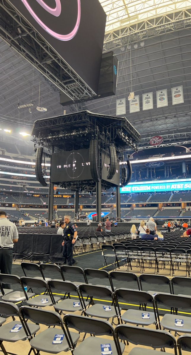 CiaraMakenzie's tweet photo. LETS GO #GARTHinDALLAS @garthbrooks https://t.co/UXZR57SCRF