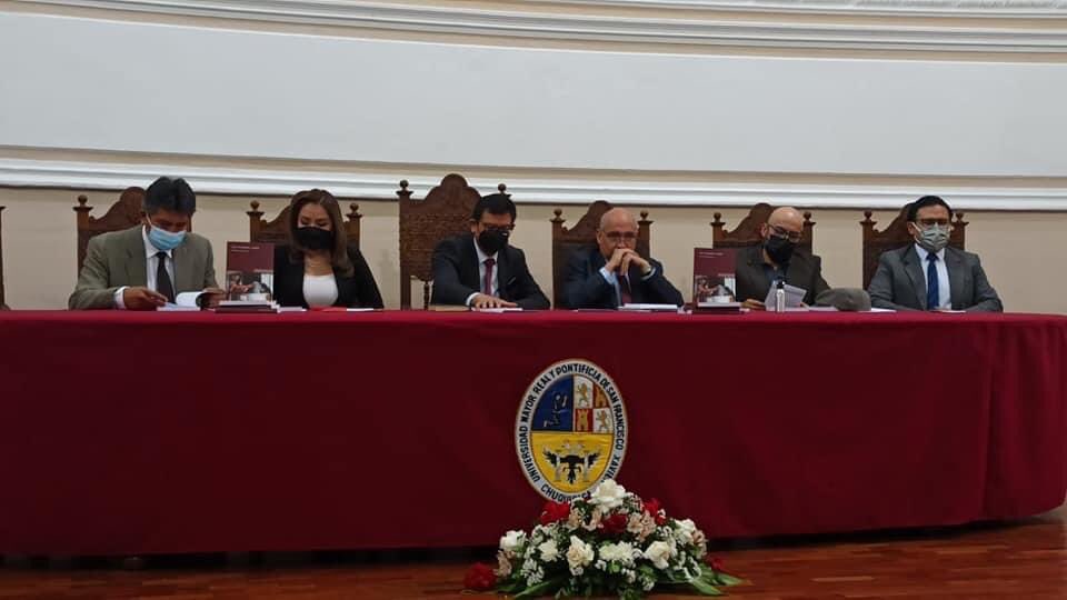 Mauriderio's tweet photo. El pasado 22/07 participamos de la presentación del libro  “Las Ciudades Votan”,  que se desarrolló en el Paraninfo Universitario de la ciudad de Sucre. Esta obra de investigación fue escrita bajo la coordinación del doctor en Ciencias Sociales, Franz Flores Castro. #USFX #TEDCH https://t.co/Q5Ail4Jda5