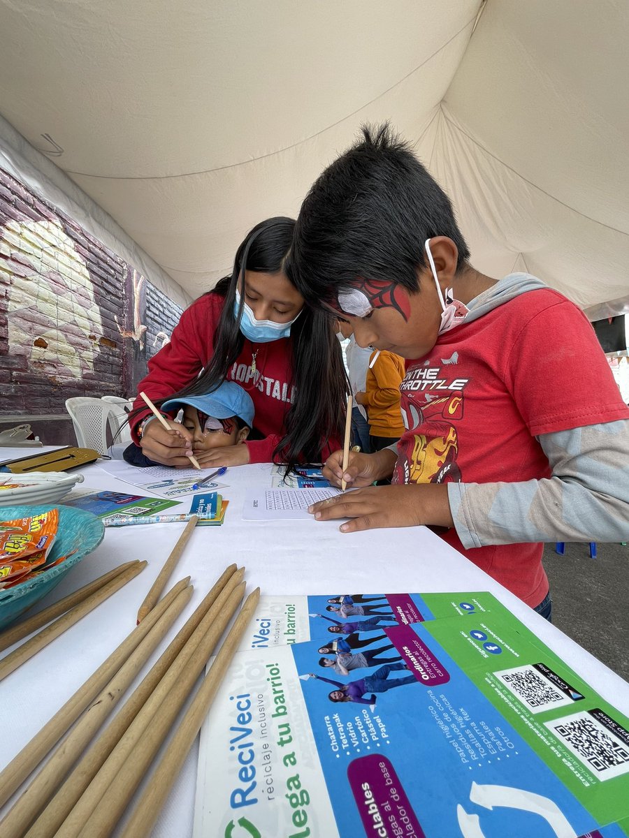 reciveci's tweet photo. Hoy en el evento "Expresarte por la niñez" organizado por la @zonaltumbaco :
-Entregamos chalecos a recicladoras/es de base de Puembo.
- Les enseñamos a las niñas/os la importancia del reciclaje.
-Le contamos a la ciudadanía cómo entregar sus reciclables a través de la #ReciApp https://t.co/0lMW4mLu6L