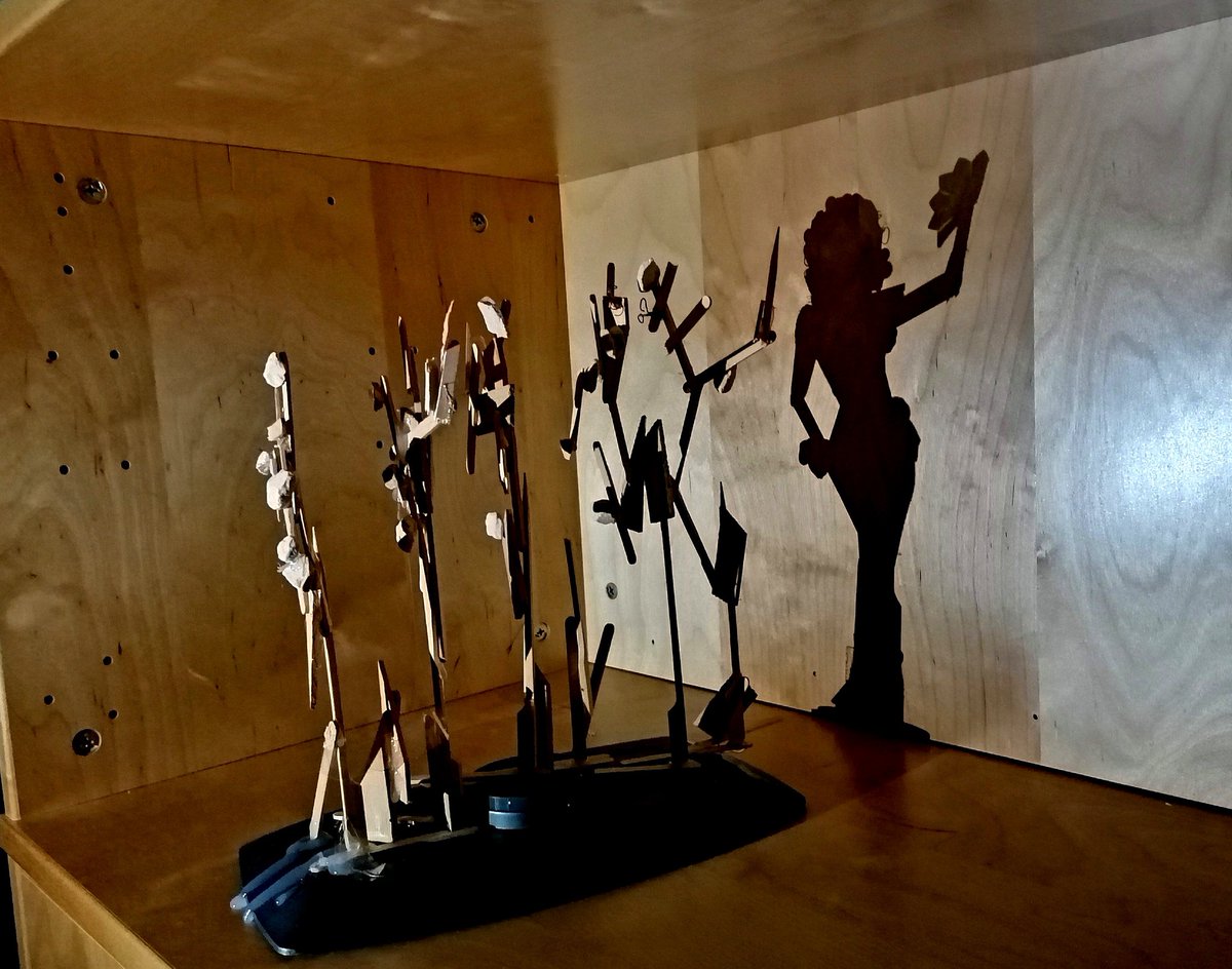 LisaKo66782387's tweet photo. #gish #item144 #gish2022 #rupaul #shadowportrait
GISH 2022 Item 144.
Strategically place objects so that when a directed light is turned on, it reveals a silhouette or portrait of your favorite actor or musician in the shadows.
All the love to the queen @RuPaul https://t.co/kA4tutTpQa