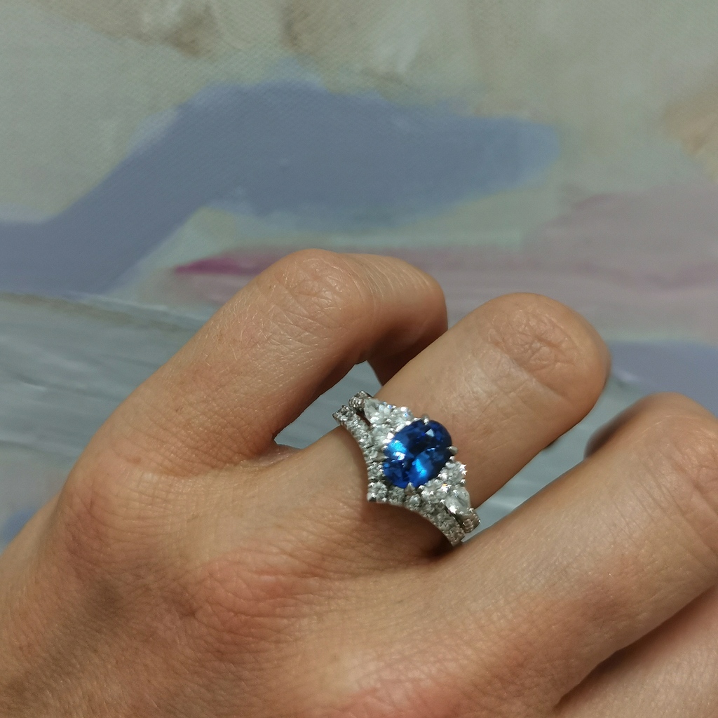 BillHicksDesign's tweet image. Sunday Sapphire fix! 
Flashback to this beautiful wedding set, featuring a stunning Oval Ceylon Sapphire, flanked by a trilogy of pear and round diamonds, with a v shaped wedding to frame it perfectly.