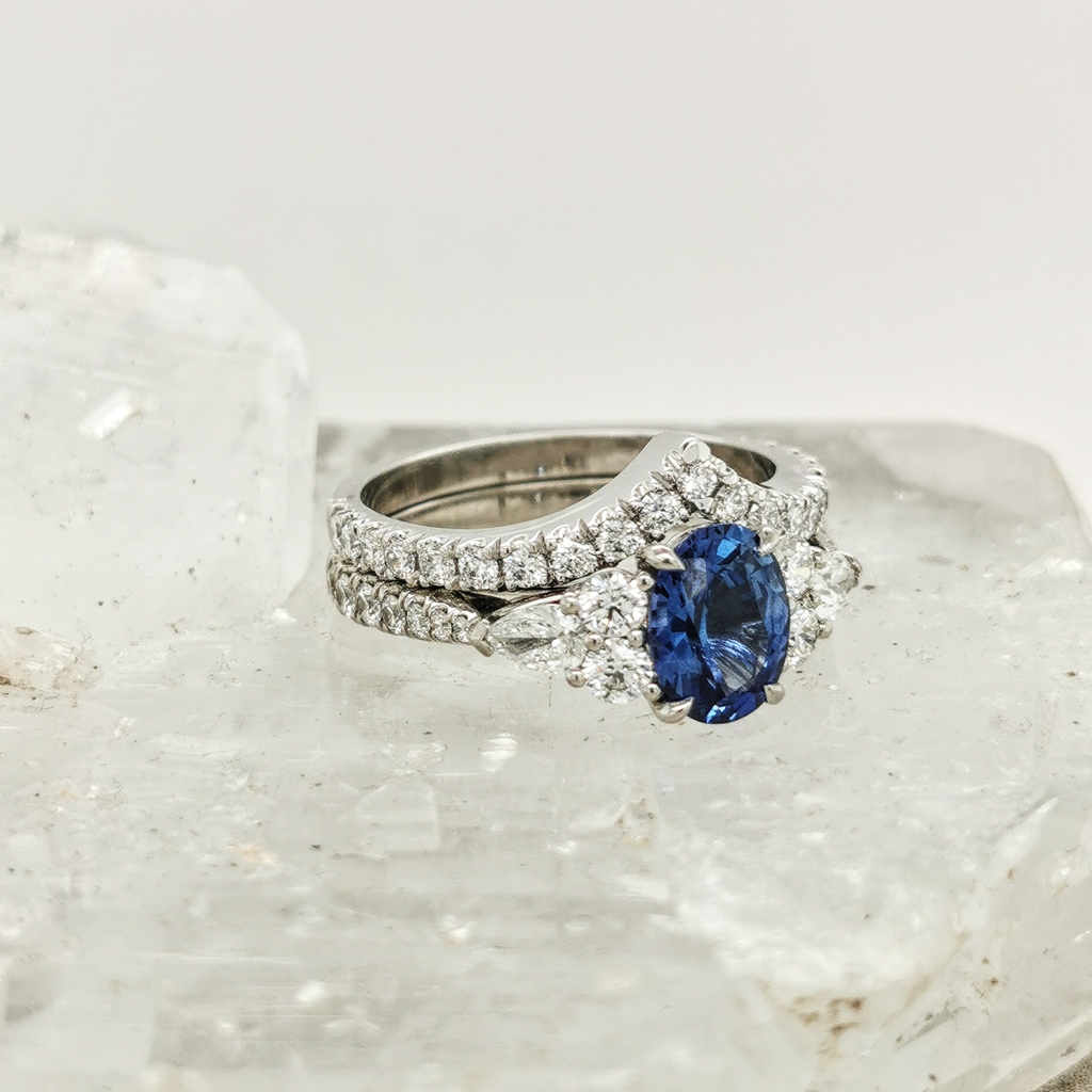 BillHicksDesign's tweet image. Sunday Sapphire fix! 
Flashback to this beautiful wedding set, featuring a stunning Oval Ceylon Sapphire, flanked by a trilogy of pear and round diamonds, with a v shaped wedding to frame it perfectly.