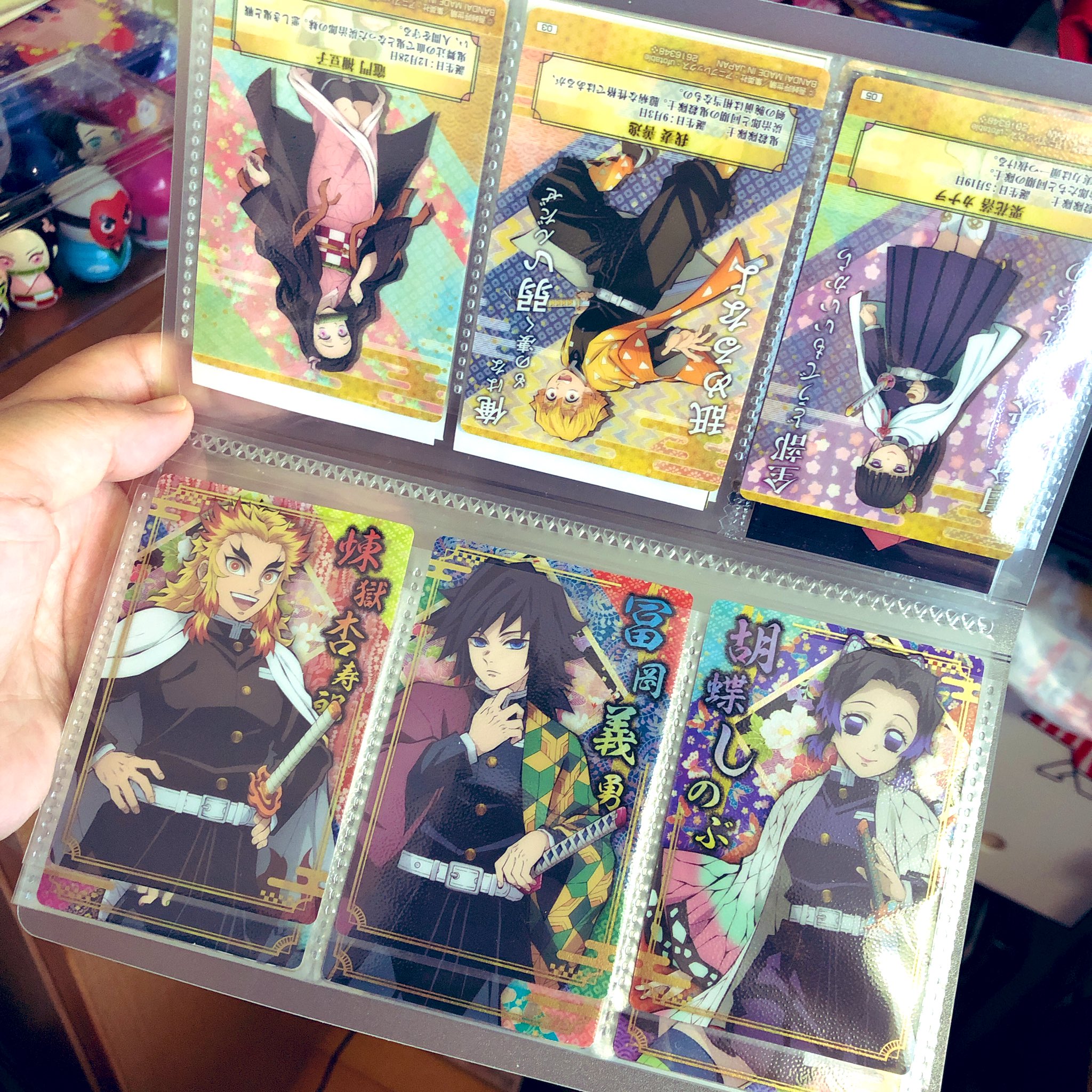 凪 前回のウエハースのカードを無印のファイルに収納してみたけど 皆さんこういうカード系どうやって管理してる ホントは一覧にして あるいは広げて吊るして裏も見れるよう飾りたいんだけどね 飾り方が悩ましい T Co Ubqxulcimu Twitter