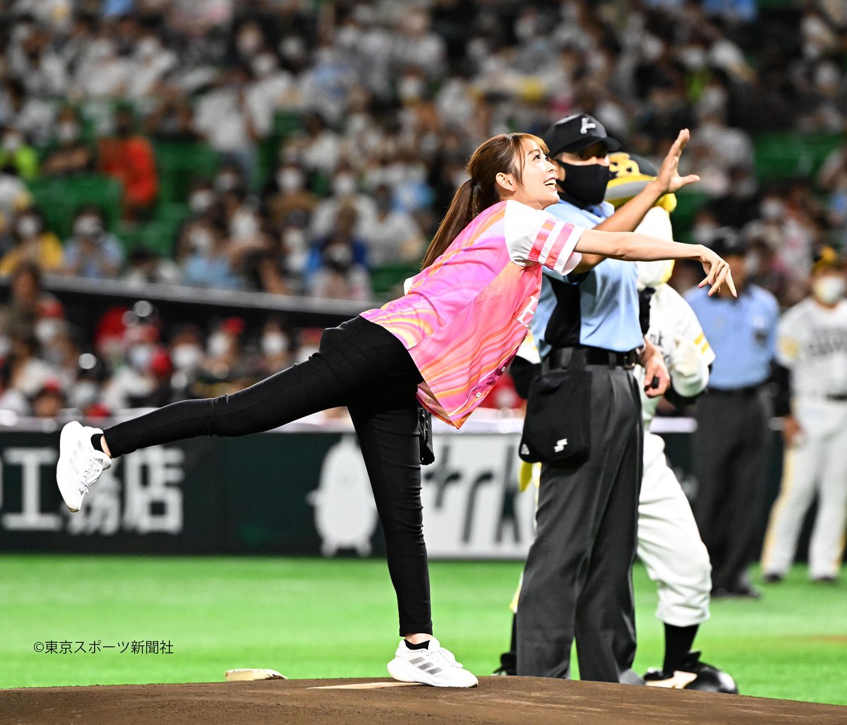 tospophoto's tweet photo. 【プロ野球】２０２２年７月３１日
#ソフトバンク ｘ 埼玉西武

始球式 #辻満里奈 アナ

#sbhawks #ＲＫＢ毎日放送 #東スポ #九スポ https://t.co/QFuTzX3svn