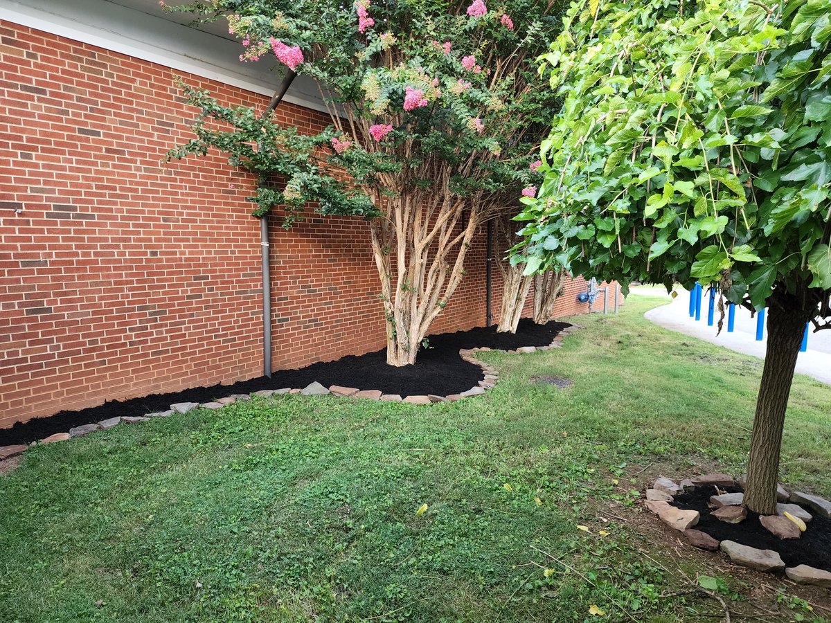 Thank you to <a href="/onelifechurch/">OneLife Church</a> and our amazing Sterchi Families for help helping spruce up our Cedar Heights entrance. We truly have the best community partners and families in the world.
#fountaincitystrong
<a href="/JessStafford32/">Jessica Doran</a> 
<a href="/KnoxSchools/">Knox County Schools</a> 
<a href="/MrJasonCHarris/">Jason Harris</a>