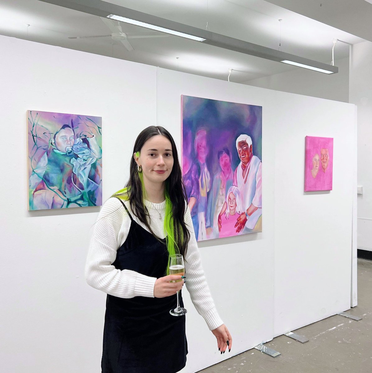 rnadness_'s tweet photo. Idk how to act when ppl take pics of me with my art 🧍🏻‍♀️ https://t.co/iTGIm7FXc1