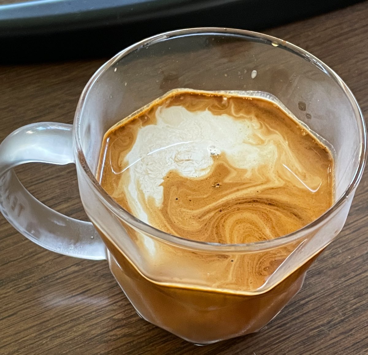 今朝はアイスラテ。
<a href="/RedStoneCoffee_/">赤石将也/Redstonecoffee代表</a>さんのイタリアーノブレンドで。
グラスに直接抽出してるから模様が毎回違っていいな〜。

#flairespresso
#エスプレッソ
#コーヒー
#今朝の珈琲を晒す
#アイスラテ