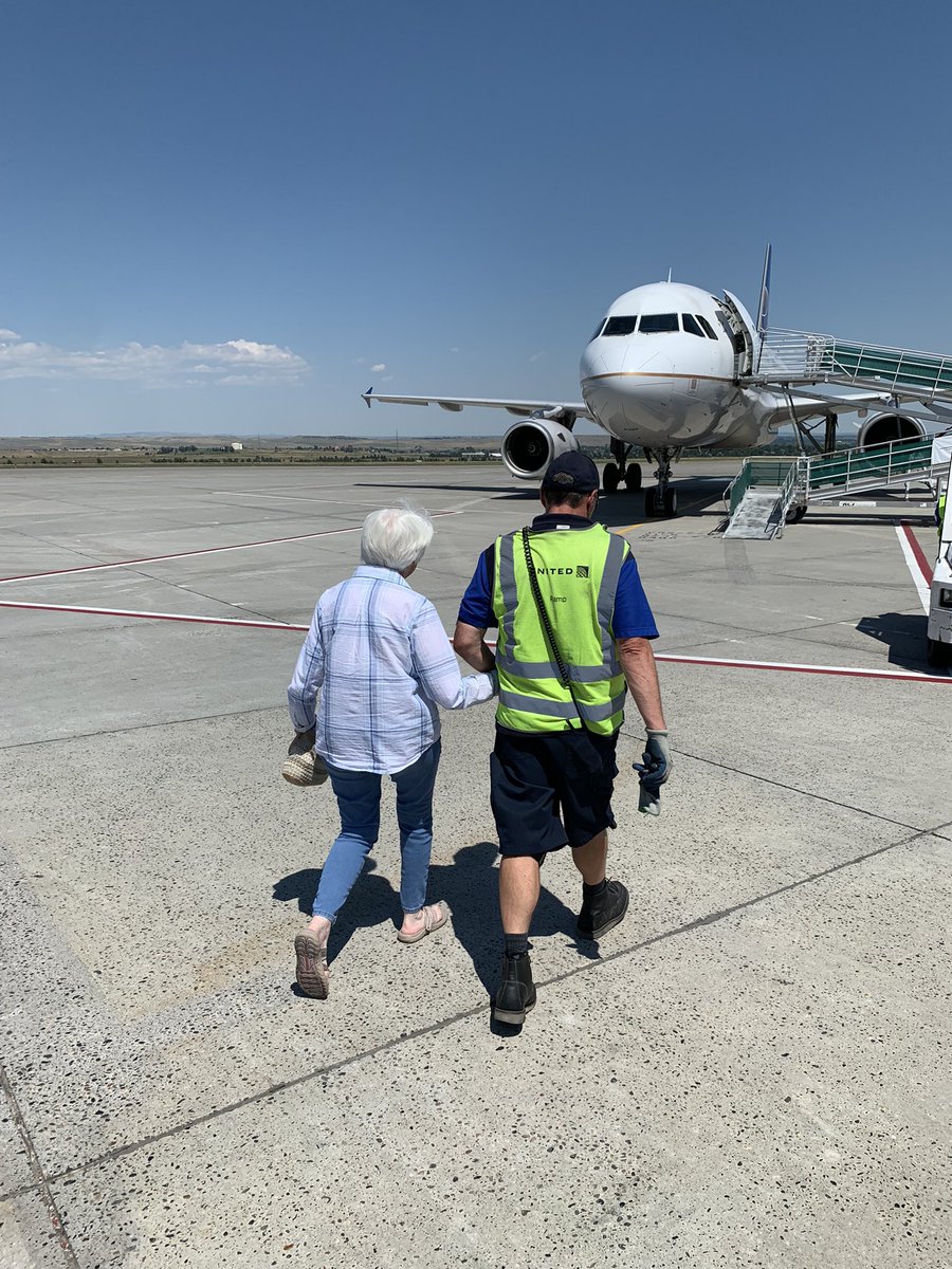 RSE Mark Jensen kindly assisting a passenger to her aircraft during handstand operations. #goodleadstheway #TeamBIL #United @GBieloszabski @DJKinzelman @MikeHannaUAL
