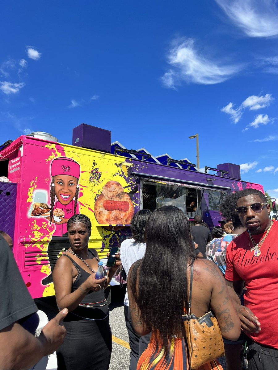 dunksothersista's tweet photo. It is so much easier to eat right in the fall and winter. Summer is hard. Today #CountryCookin brought her new food truck to Bmore. Babyyyyy the line was wrapped around. A lot of fun and the food was good #Saud a party outside 🎉🎊😳🎈 https://t.co/ZU0eJKyB97