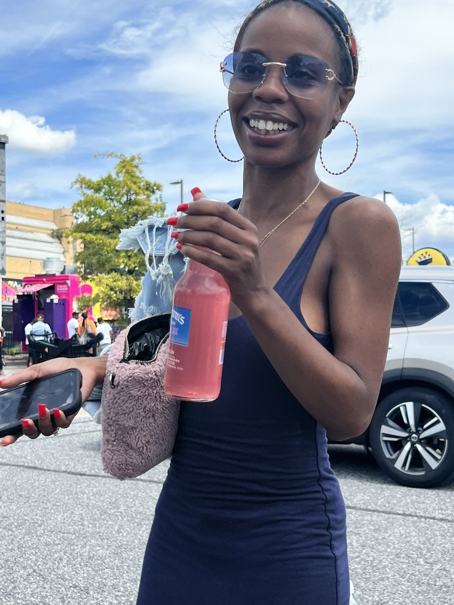 dunksothersista's tweet photo. It is so much easier to eat right in the fall and winter. Summer is hard. Today #CountryCookin brought her new food truck to Bmore. Babyyyyy the line was wrapped around. A lot of fun and the food was good #Saud a party outside 🎉🎊😳🎈 https://t.co/ZU0eJKyB97