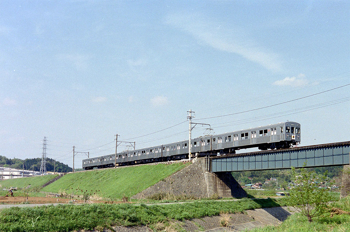 fjkyk's tweet photo. ★東急8000系
繁忙期のこどもの国線で運用される大井町線用8000系8003Fです。この当時は恩田駅は開業していません。
#東急 #こどもの国線 #長津田 #こどもの国 #8000系 #8003F https://t.co/R5W6iMsfUV