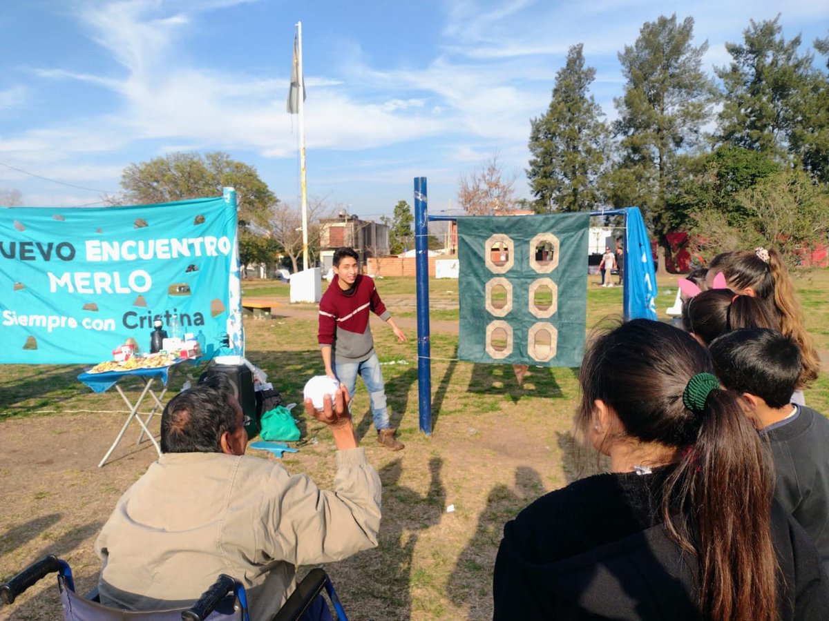 EncuentroMerlo's tweet photo. Kermesse de juegos para lxs niñxs de #AltosDeMerlo

➡️ Junto a compañerxs, amigxs y familias, pasamos una tarde de juegos y música en la plaza del barrio, para finalizar compartimos a una rica merienda solidaria.

En los barrios, construyendo más #NuevoEncuentro.

@juvenemerlo https://t.co/4OHe5fT4Fk