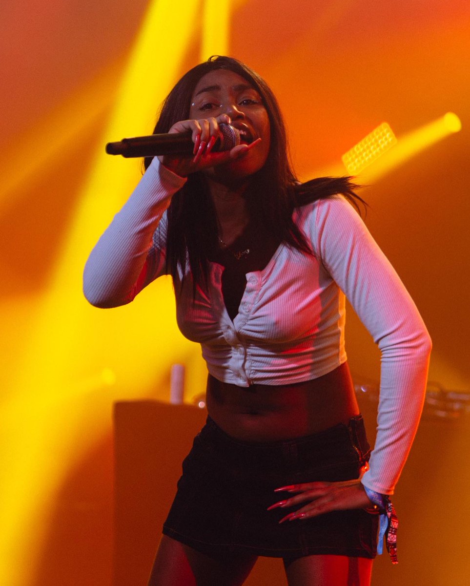 Diretamente do Rio de Janeiro para o #festivalextrapunkextrafunk <a href="/baddiebony/">ebony</a> ♥️✨👊🏾 📷 @tauchentauchen